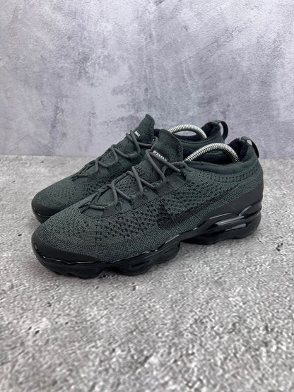Nike Air VaporMax 2023 Flyknit Anthracite Black - buty sportowe, widok z boku na tle studyjnym