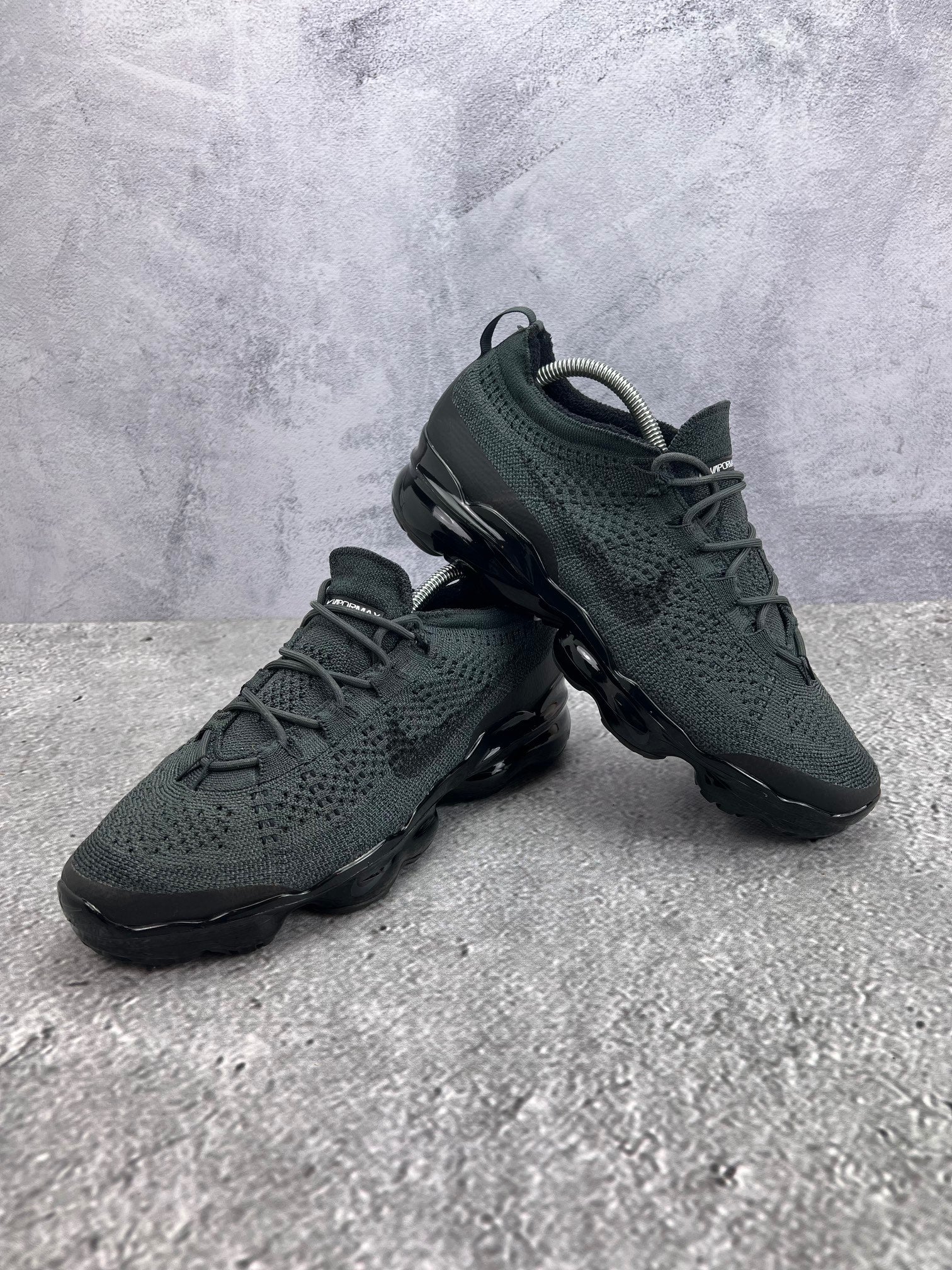 Nike Air VaporMax 2023 Flyknit Anthracite Black - buty sportowe, para butów, widok z boku na tle studyjnym