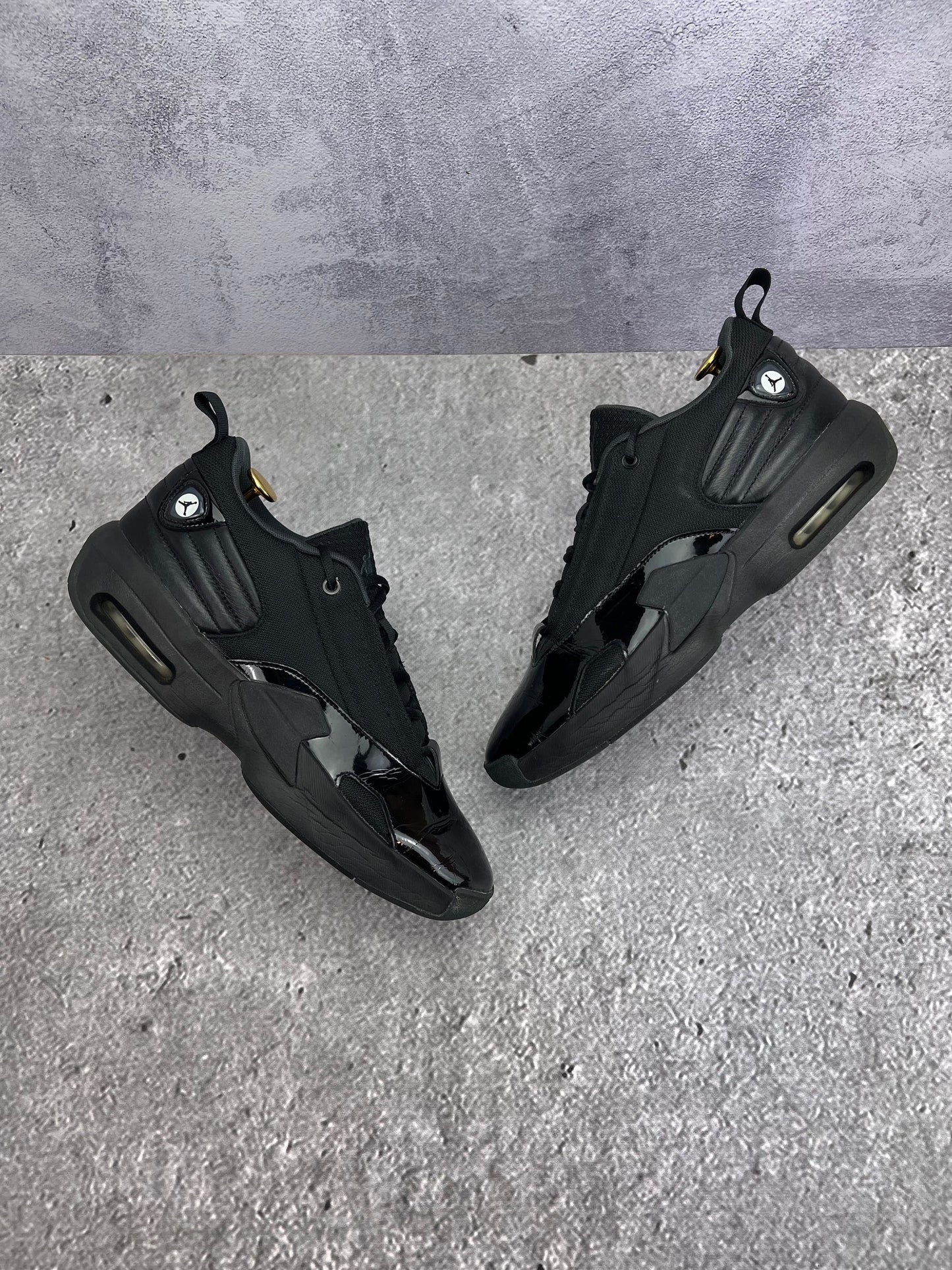 Jordan Max Aura 6 Black Anthracite - buty sportowe, widok z góry na zewnętrzną stronę butów