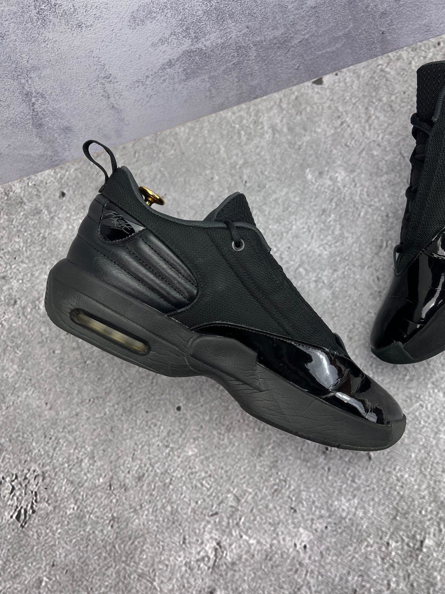 Jordan Max Aura 6 Black Anthracite - buty sportowe, wewnętrzny panel lewego buta
