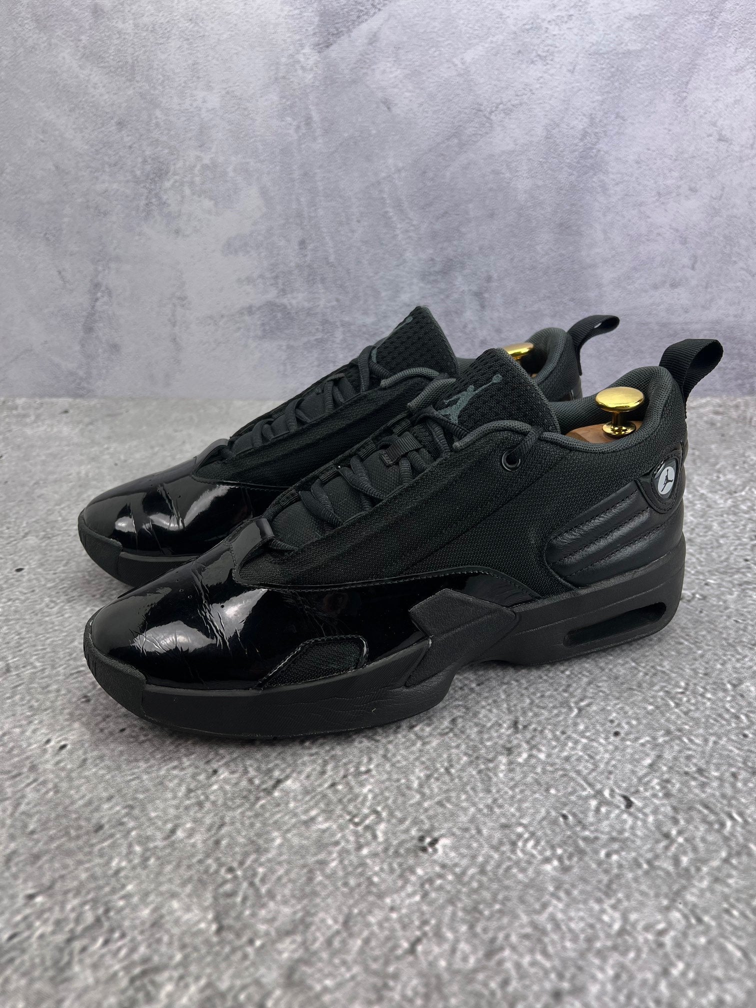 Jordan Max Aura 6 Black Anthracite - buty sportowe, widok z boku na tle studyjnym