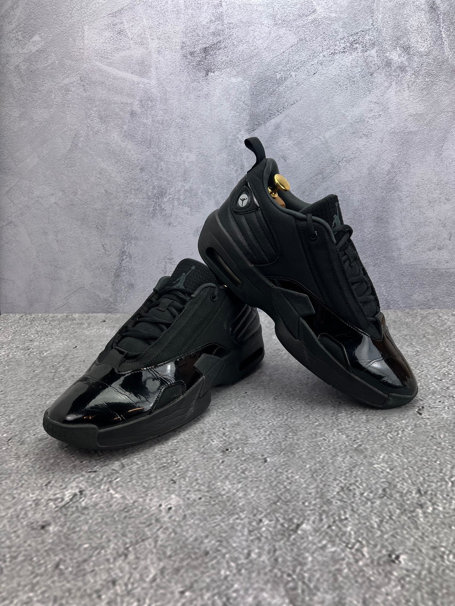 Jordan Max Aura 6 Black Anthracite - buty sportowe, para butów, widok z boku na tle studyjnym