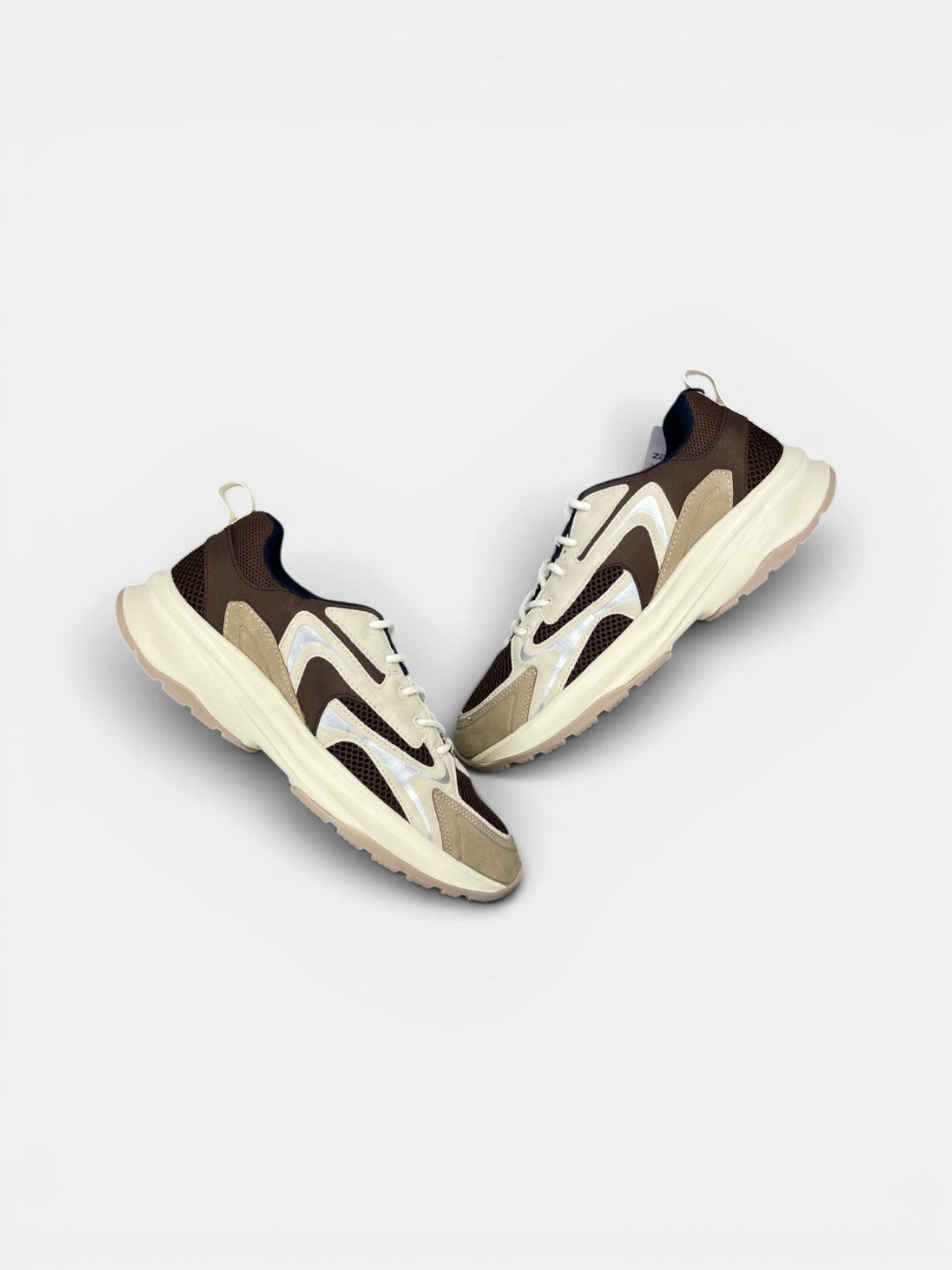 Pier One Sneakers — buty sportowe damskie nowe rozmiar 40, widok z góry na zewnętrzną stronę butów