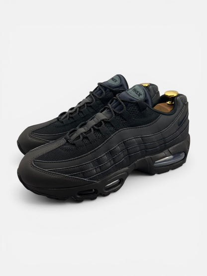 Nike Air Max 95 OG Black — buty sportowe męskie w bardzo dobrym stanie rozmiar 43, widok z boku