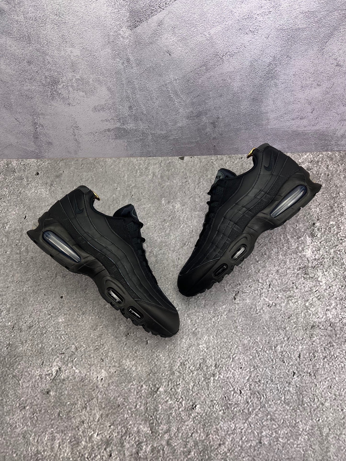 Nike Air Max 95 OG Black — buty sportowe męskie w bardzo dobrym stanie rozmiar 43, widok z góry na zewnętrzną stronę butów