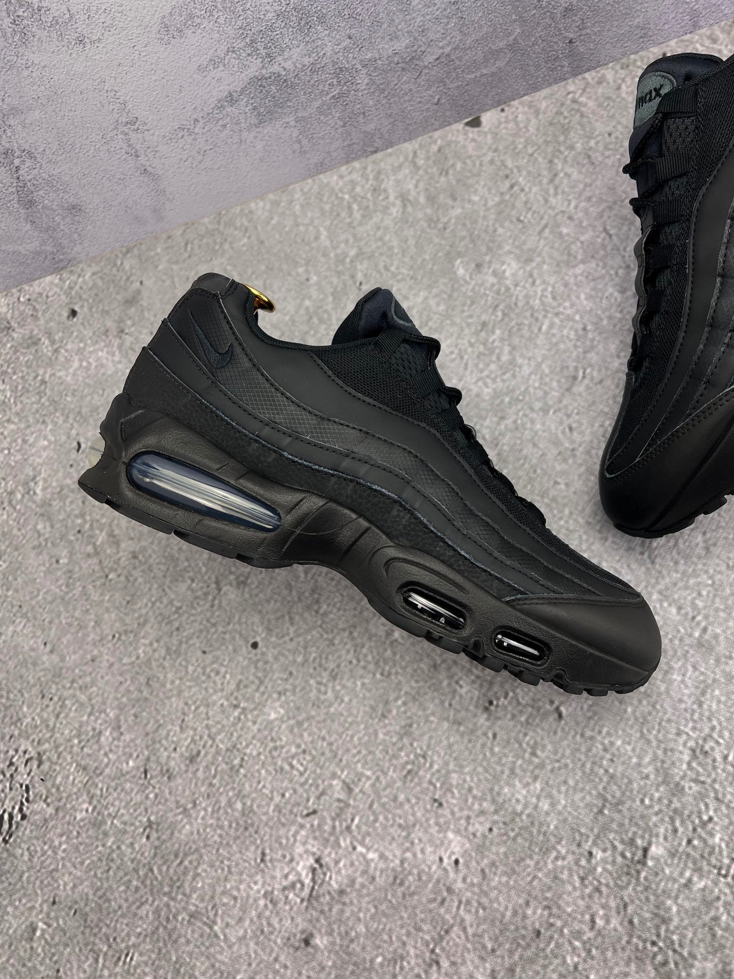 Nike Air Max 95 OG Black — buty sportowe męskie w bardzo dobrym stanie rozmiar 43, zewnętrzny panel prawego buta