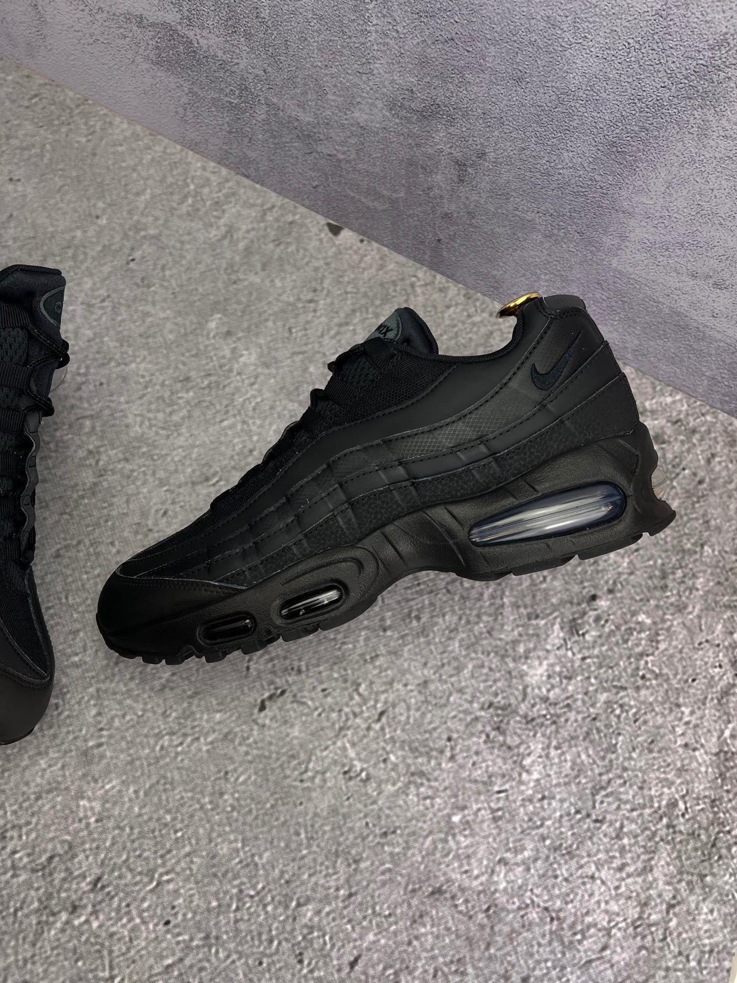 Nike Air Max 95 OG Black — buty sportowe męskie w bardzo dobrym stanie rozmiar 43, zewnętrzny panel lewego buta