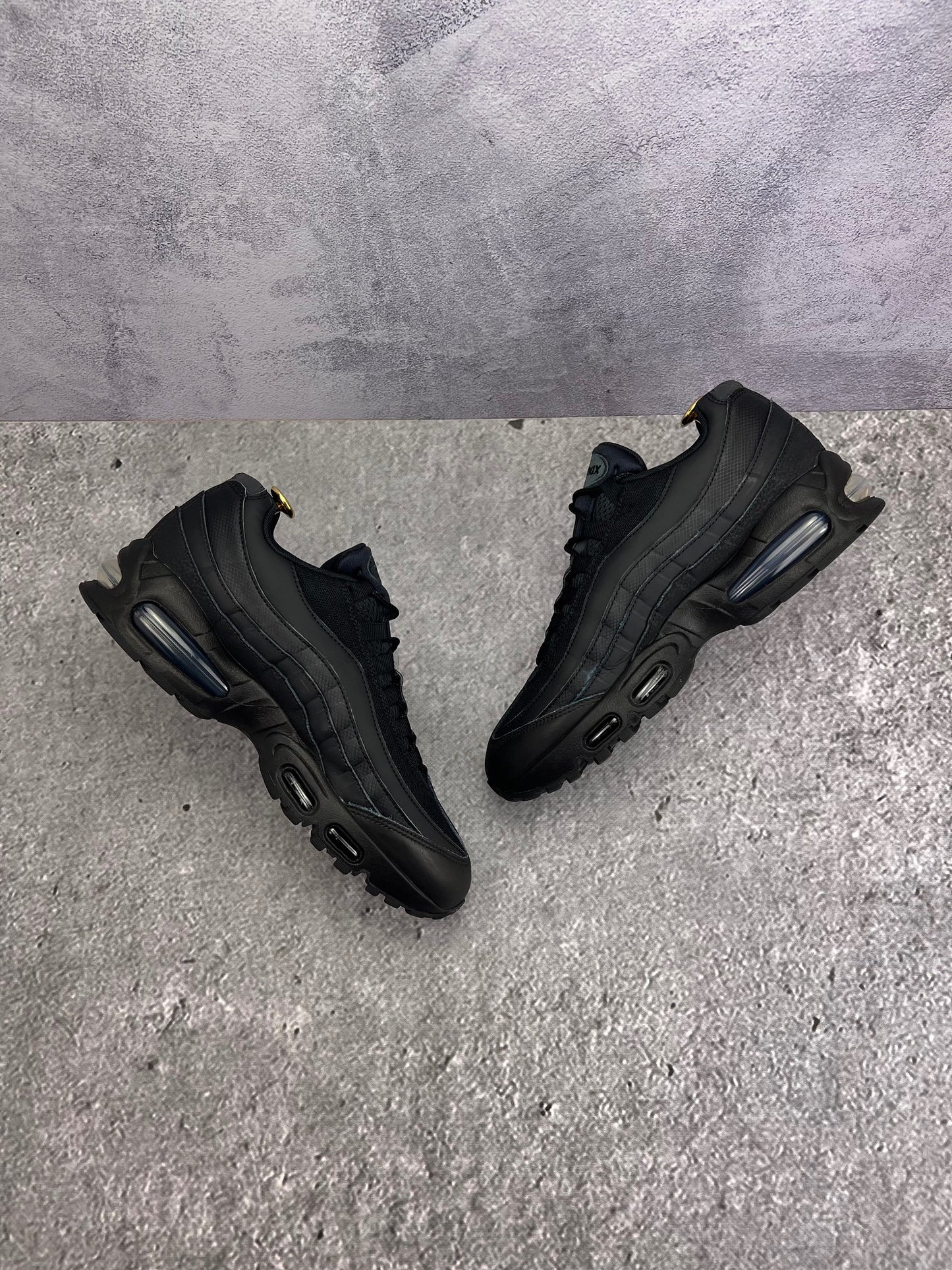 Nike Air Max 95 OG Black — buty sportowe męskie w bardzo dobrym stanie rozmiar 43, widok z góry na wewnętrzną stronę butów
