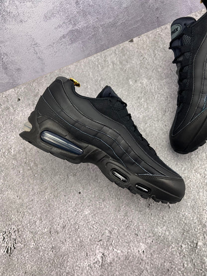 Nike Air Max 95 OG Black — buty sportowe męskie w bardzo dobrym stanie rozmiar 43, wewnętrzny panel lewego buta