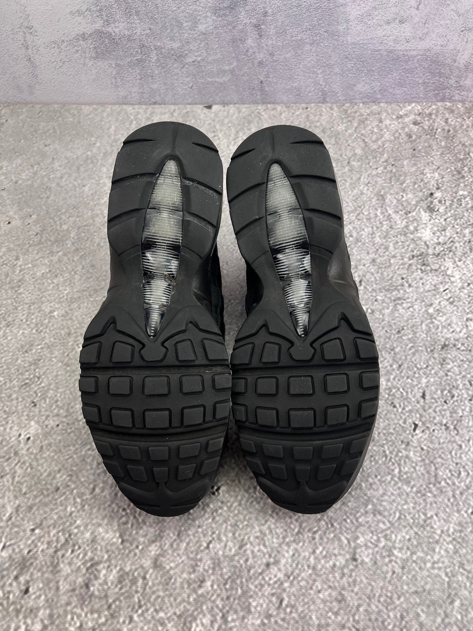 Nike Air Max 95 OG Black — buty sportowe męskie w bardzo dobrym stanie rozmiar 43, widok z tyłu