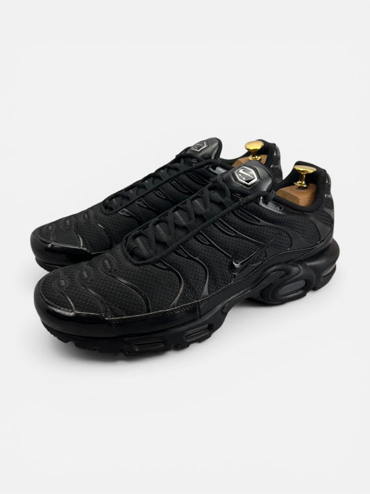 Nike Air Max Plus Triple Black - buty sportowe, widok z boku