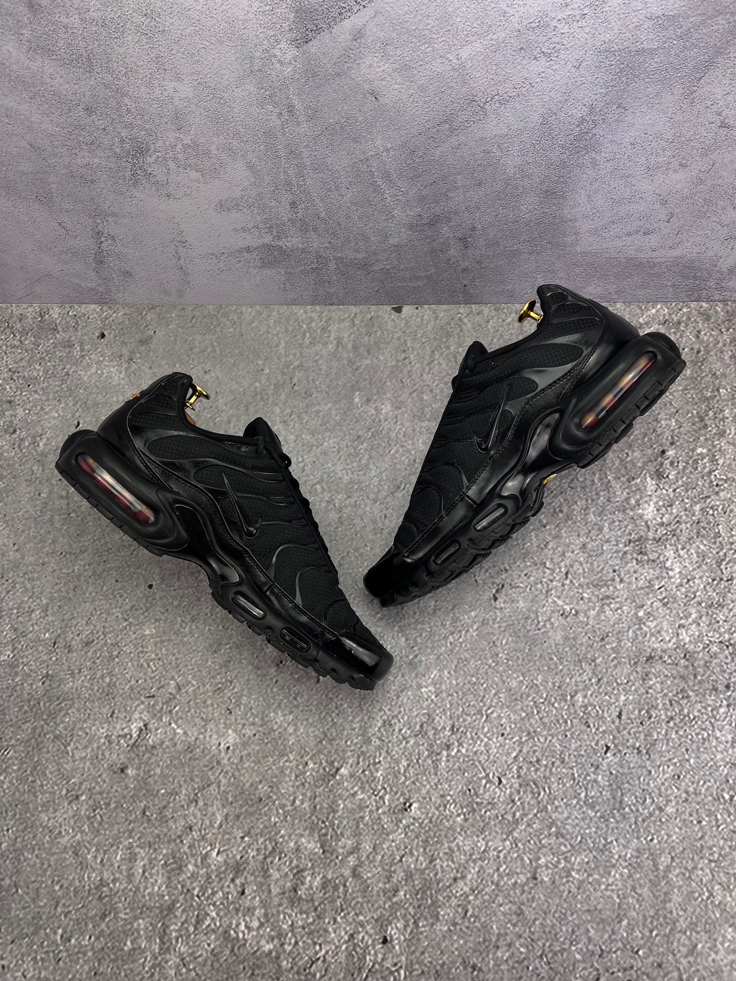 Nike Air Max Plus Triple Black — buty sportowe męskie w bardzo dobrym stanie rozmiar 46, widok z góry na wewnętrzną stronę butów