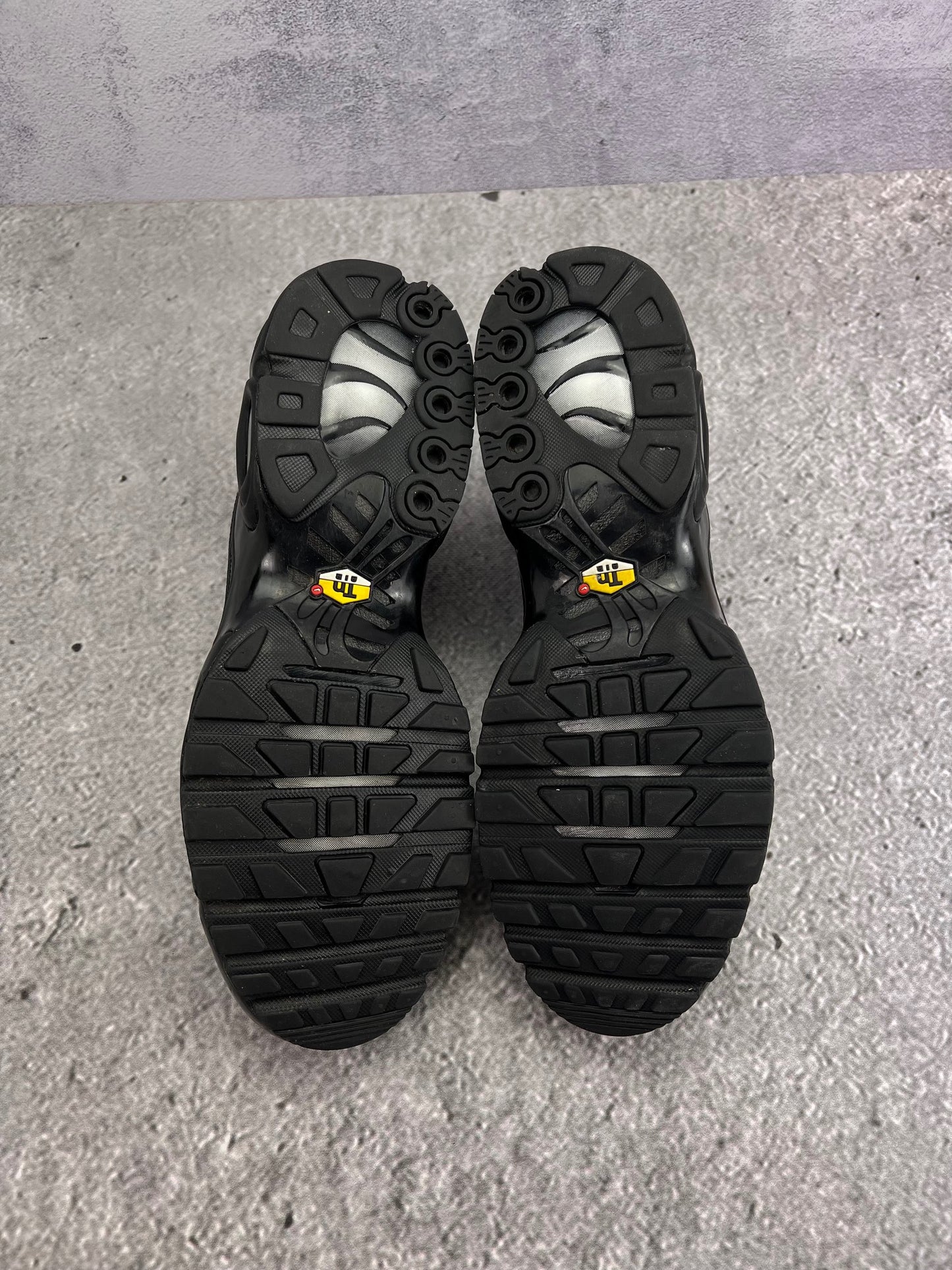 Nike Air Max Plus Triple Black — buty sportowe męskie w bardzo dobrym stanie rozmiar 46, widok z tyłu