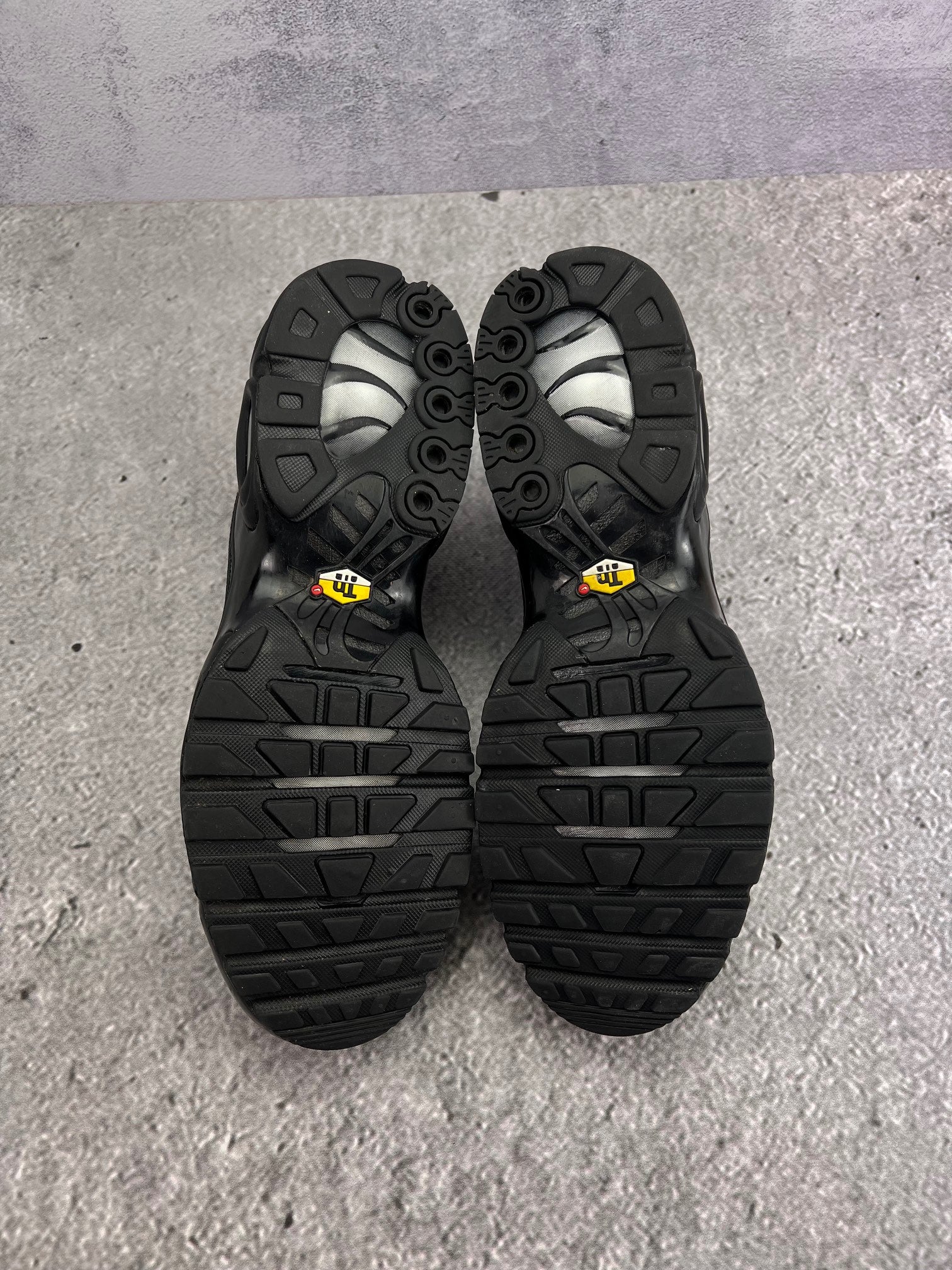 Nike Air Max Plus Triple Black — buty sportowe męskie w bardzo dobrym stanie rozmiar 46, widok z tyłu