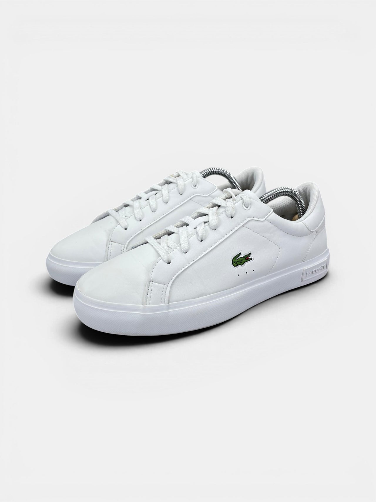 Lacoste Powercourt 0721 1 — buty sportowe damskie w bardzo dobrym stanie rozmiar 39, widok z boku