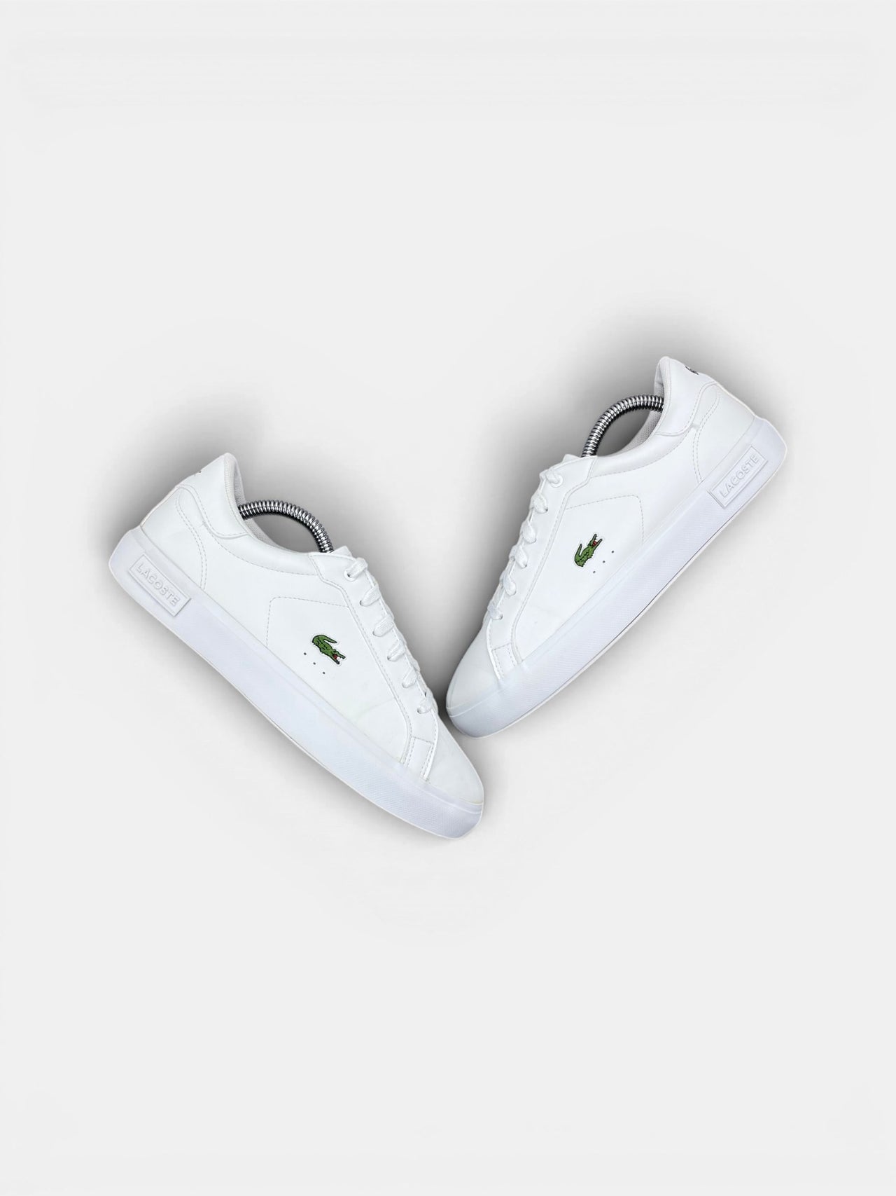 Lacoste Powercourt 0721 1 — buty sportowe damskie w bardzo dobrym stanie rozmiar 39, widok z góry na zewnętrzną stronę butów