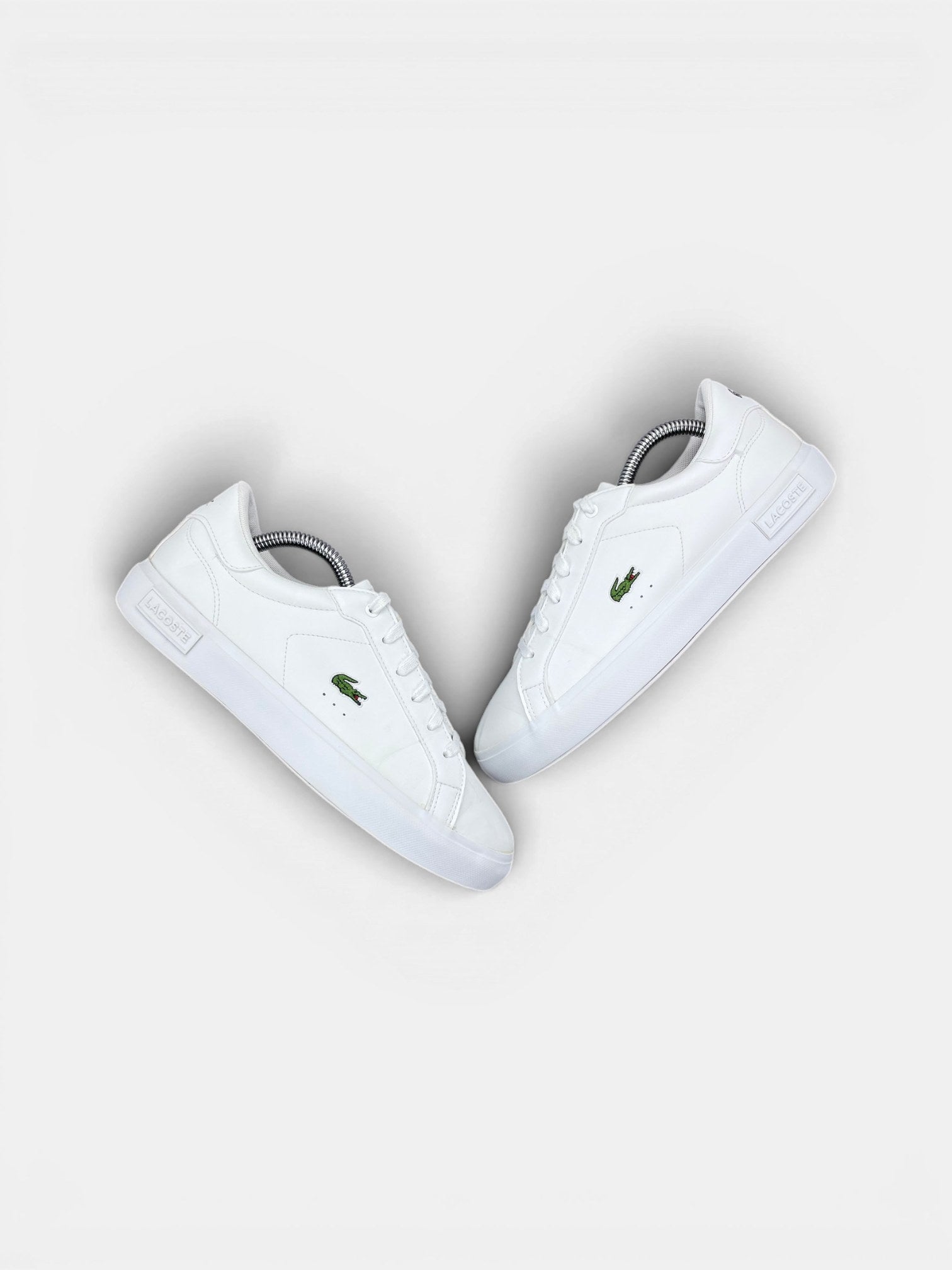 Lacoste Powercourt 0721 1 — buty sportowe damskie w bardzo dobrym stanie rozmiar 39, widok z góry na zewnętrzną stronę butów
