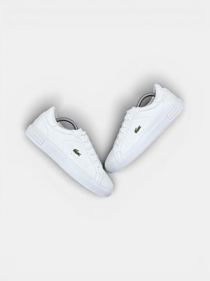 Lacoste Powercourt 0721 1 — buty sportowe damskie w bardzo dobrym stanie rozmiar 39, widok z góry na zewnętrzną stronę butów