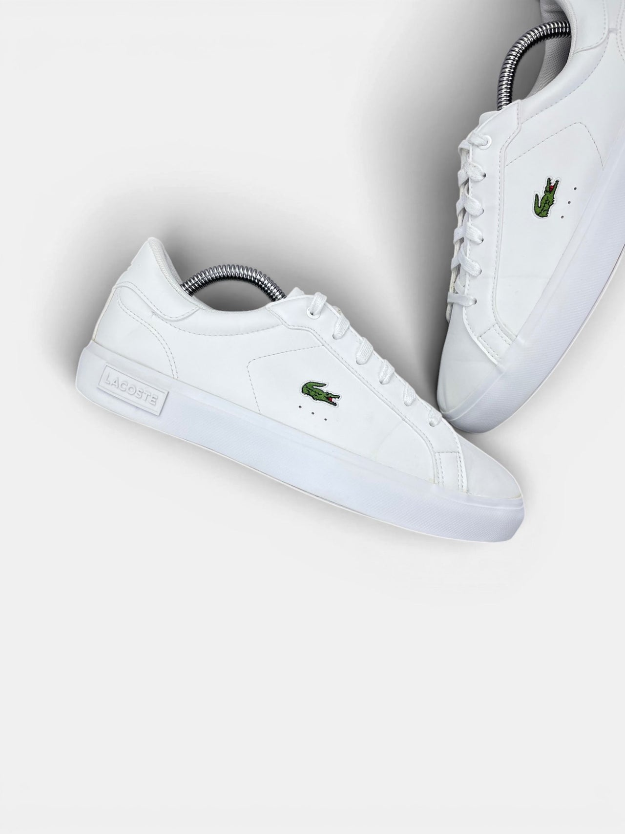 Lacoste Powercourt 0721 1 — buty sportowe damskie w bardzo dobrym stanie rozmiar 39, zewnętrzny panel prawego buta