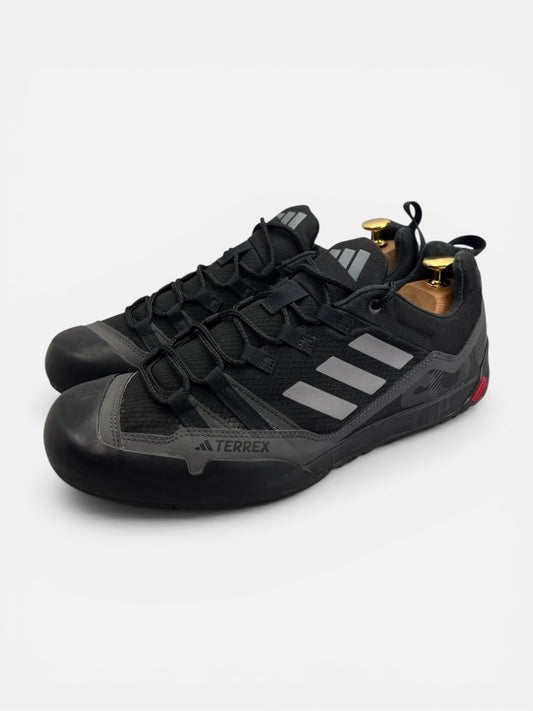 adidas Terrex Swift Solo 2.0 Core Black - buty sportowe, widok z boku