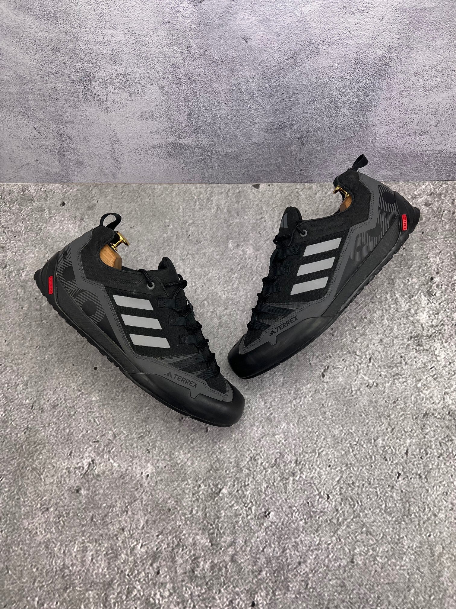 adidas Terrex Swift Solo 2.0 Core Black - buty sportowe, widok z góry na zewnętrzną stronę butów