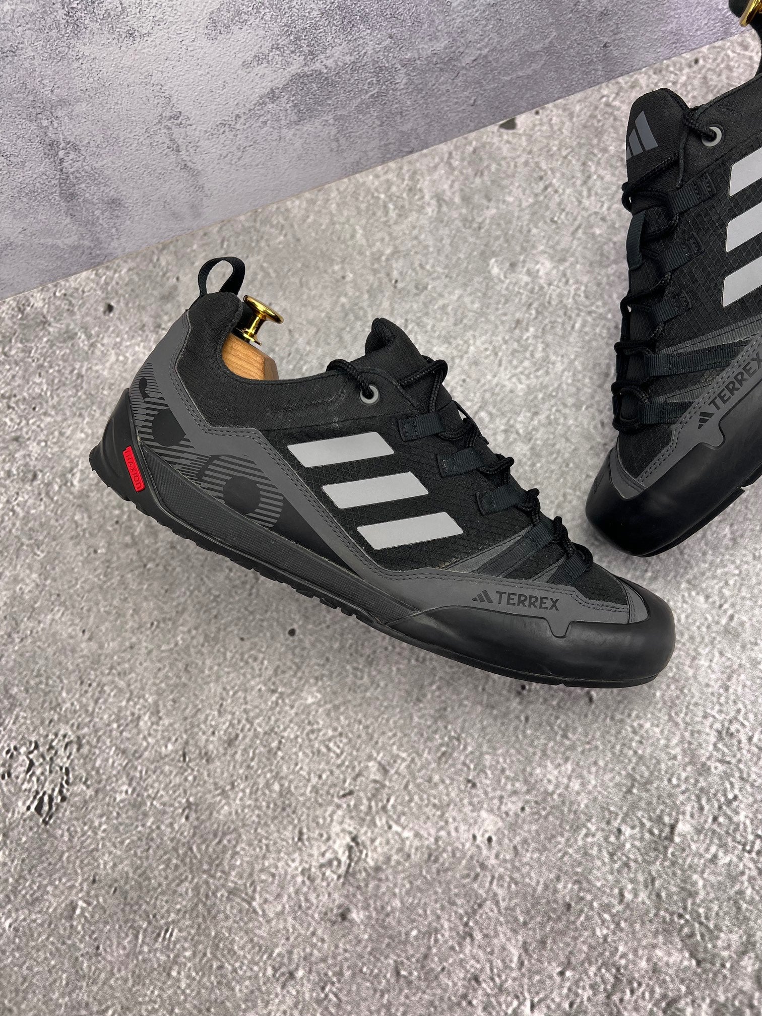 adidas Terrex Swift Solo 2.0 Core Black - buty sportowe, zewnętrzny panel prawego buta