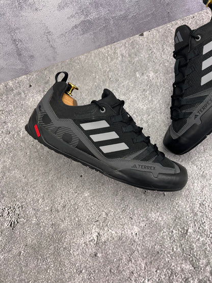 adidas Terrex Swift Solo 2.0 Core Black - buty sportowe, zewnętrzny panel prawego buta