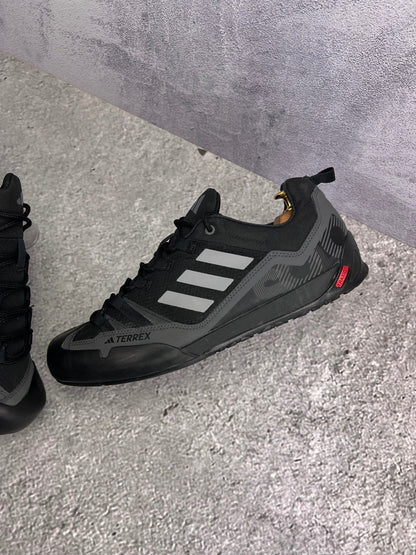 adidas Terrex Swift Solo 2.0 Core Black - buty sportowe, zewnętrzny panel lewego buta