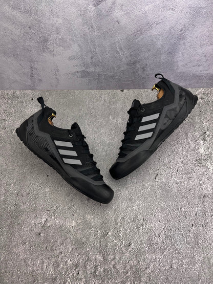 adidas Terrex Swift Solo 2.0 Core Black - buty sportowe, widok z góry na wewnętrzną stronę butów