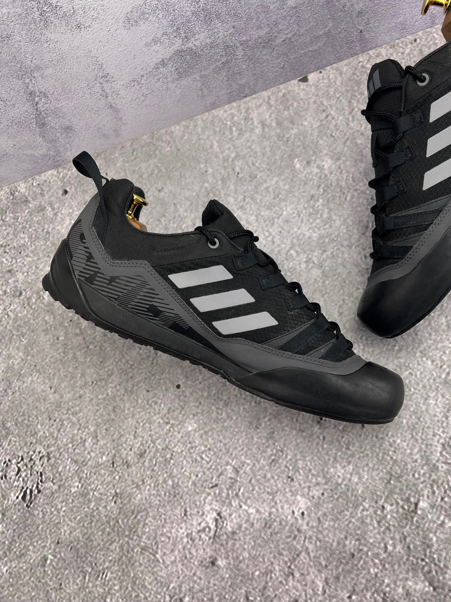 adidas Terrex Swift Solo 2.0 Core Black - buty sportowe, wewnętrzny panel lewego buta