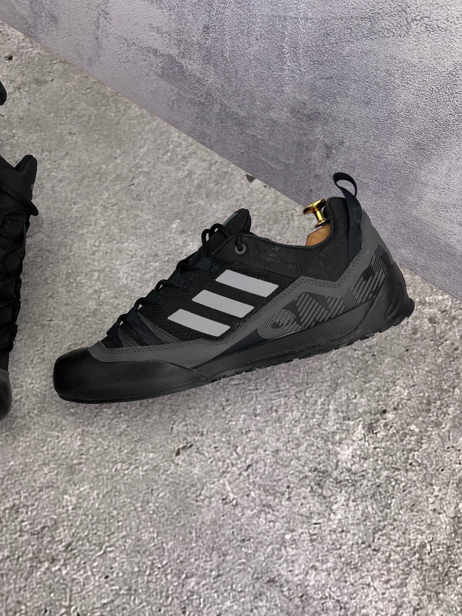 adidas Terrex Swift Solo 2.0 Core Black - buty sportowe, wewnętrzny panel prawego buta
