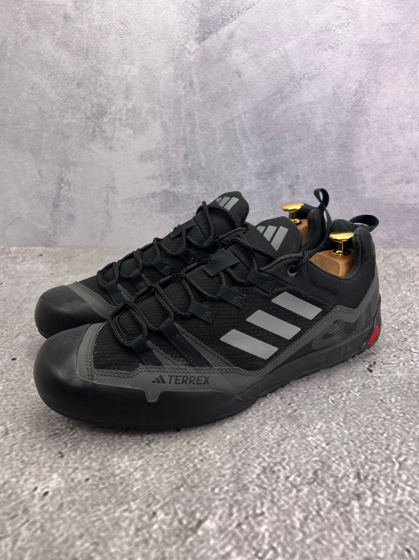adidas Terrex Swift Solo 2.0 Core Black - buty sportowe, widok z boku na tle studyjnym