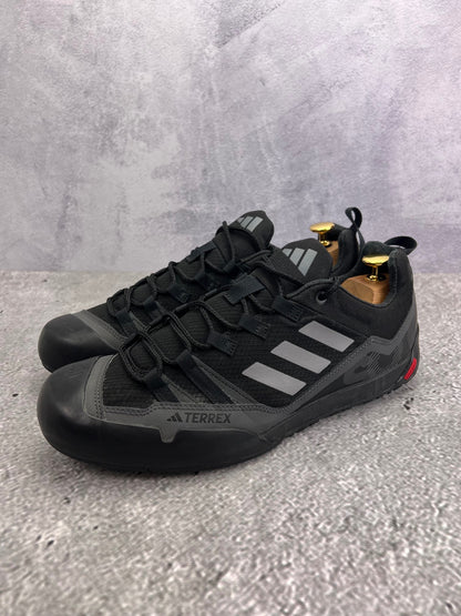 adidas Terrex Swift Solo 2.0 Core Black - buty sportowe, widok z boku na tle studyjnym