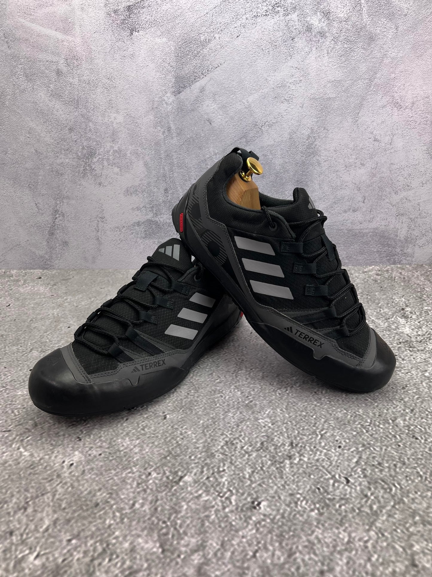 adidas Terrex Swift Solo 2.0 Core Black - buty sportowe, para butów, widok z boku na tle studyjnym