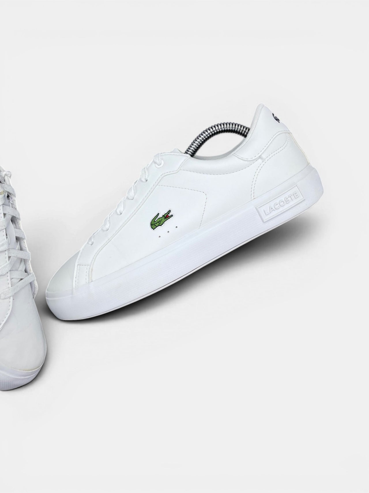Lacoste Powercourt 0721 1 — buty sportowe damskie w bardzo dobrym stanie rozmiar 39, zewnętrzny panel lewego buta