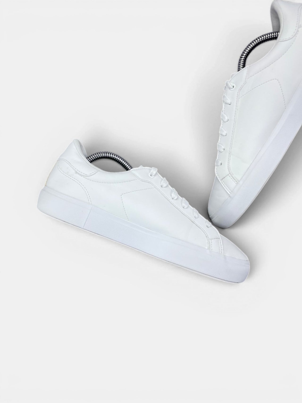 Lacoste Powercourt 0721 1 — buty sportowe damskie w bardzo dobrym stanie rozmiar 39, wewnętrzny panel lewego buta