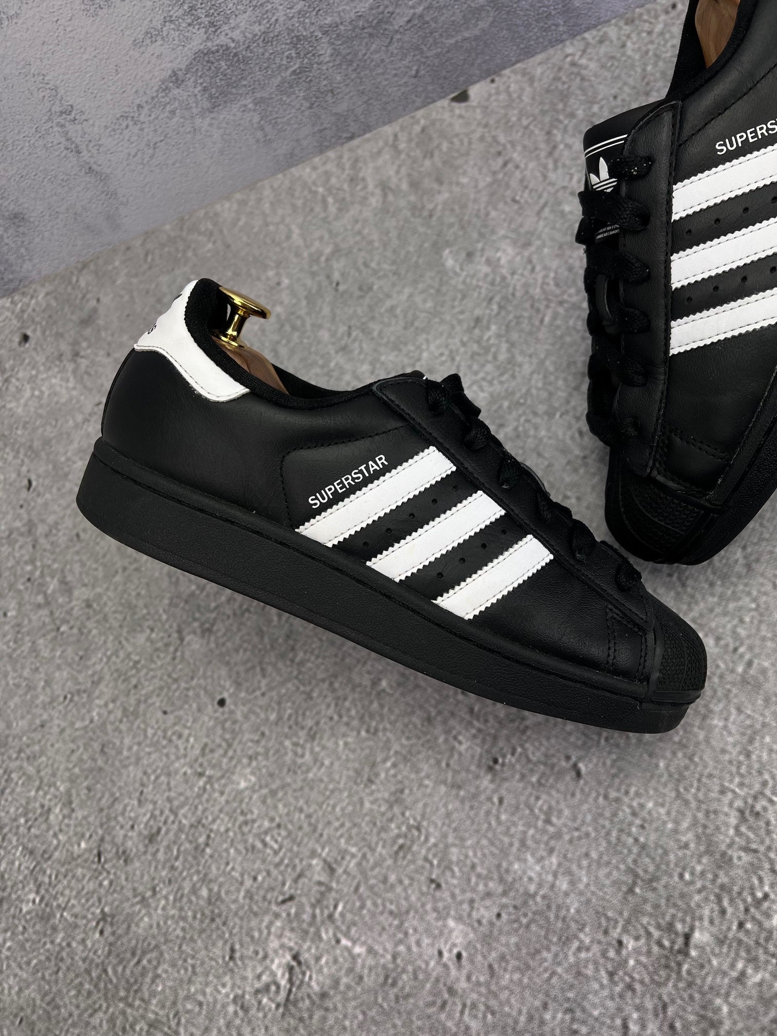 adidas Superstar II JH9977 - buty sportowe, zewnętrzny panel prawego buta
