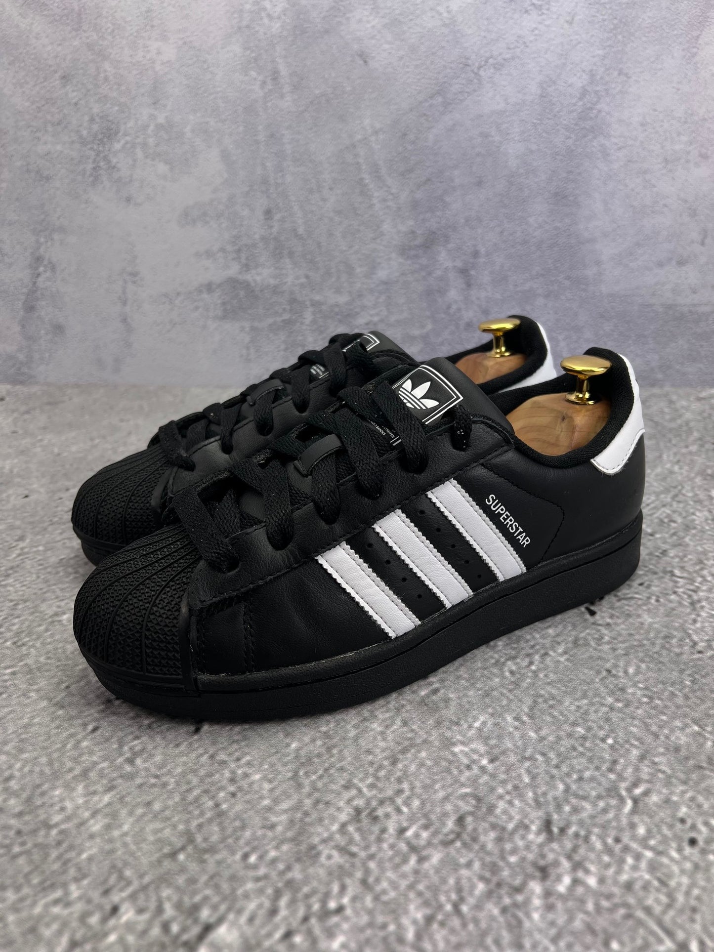 adidas Superstar II JH9977 - buty sportowe, widok z boku na tle studyjnym