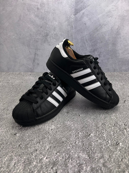 adidas Superstar II JH9977 - buty sportowe, para butów, widok z boku na tle studyjnym