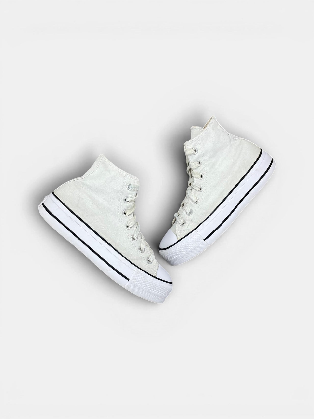 Converse Chuck Taylor All Star High Platform — buty sportowe damskie w bardzo dobrym stanie rozmiar 37.5, widok z góry na zewnętrzną stronę butów
