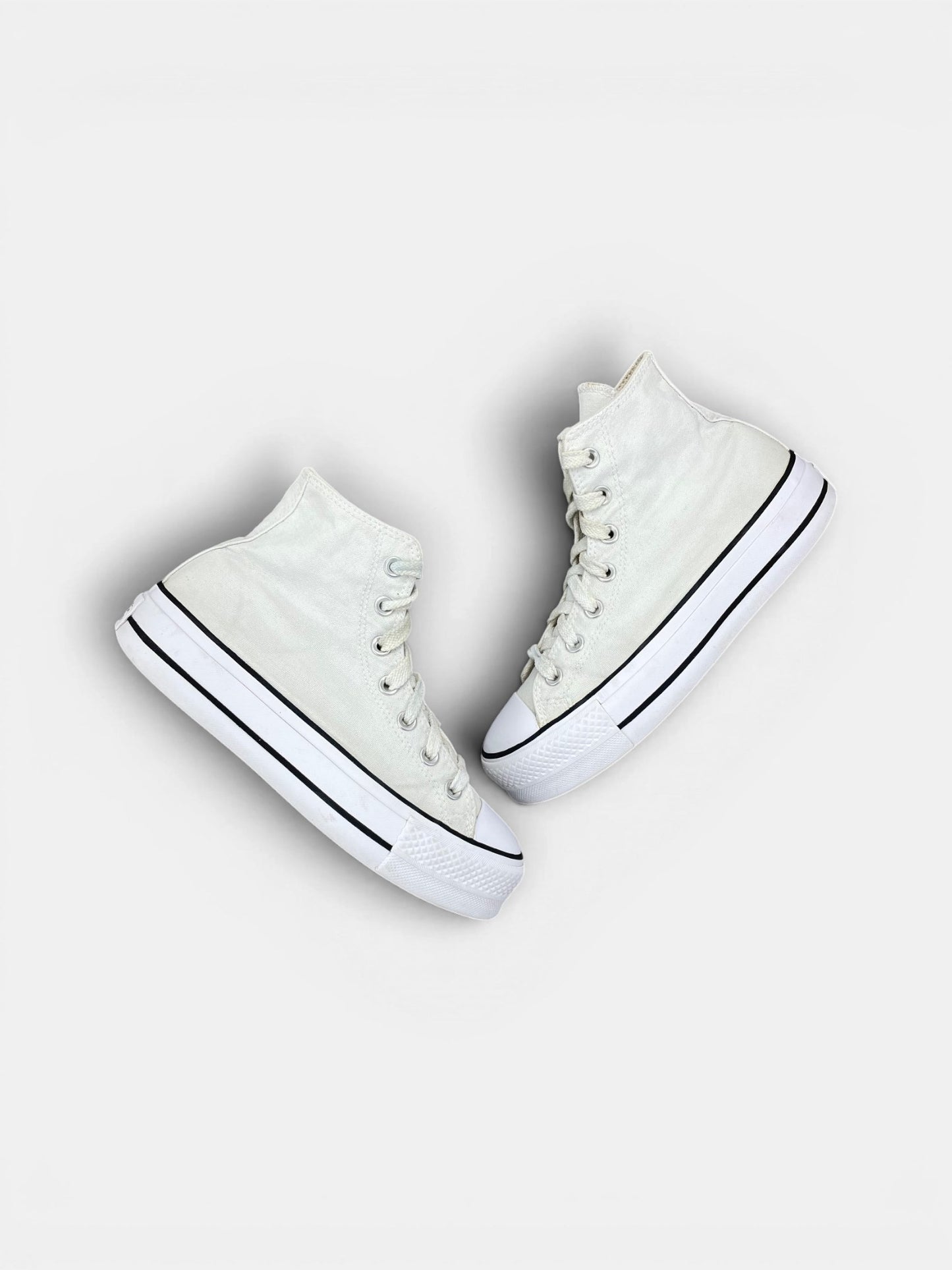 Converse Chuck Taylor All Star High Platform — buty sportowe damskie w bardzo dobrym stanie rozmiar 37.5, widok z góry na zewnętrzną stronę butów