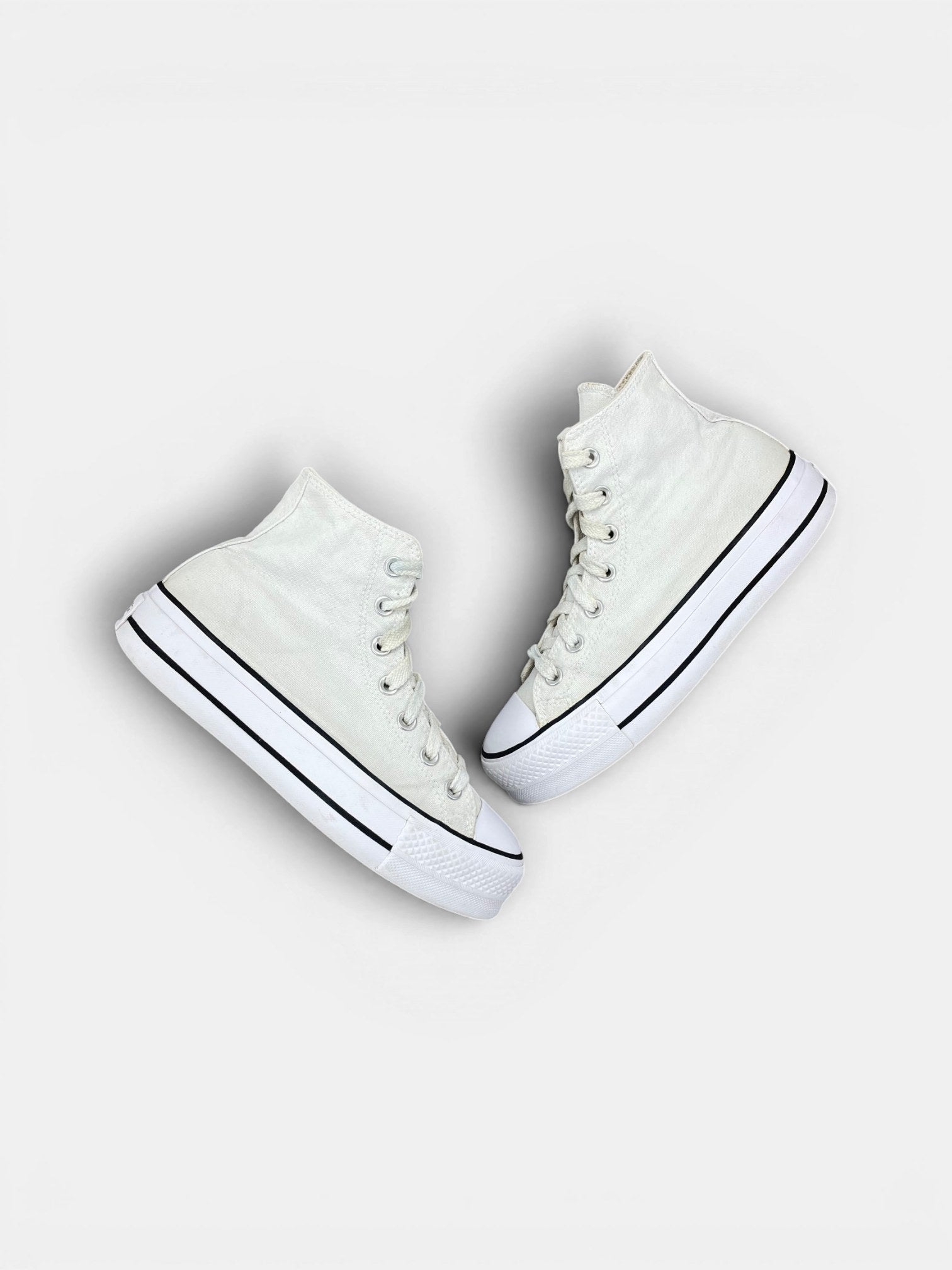 Converse Chuck Taylor All Star High Platform — buty sportowe damskie w bardzo dobrym stanie rozmiar 37.5, widok z góry na zewnętrzną stronę butów