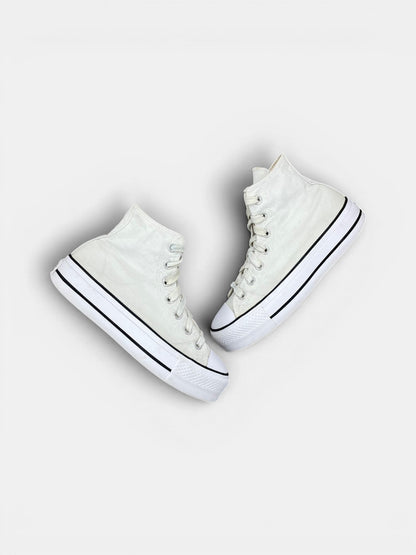 Converse Chuck Taylor All Star High Platform — buty sportowe damskie w bardzo dobrym stanie rozmiar 37.5, widok z góry na zewnętrzną stronę butów