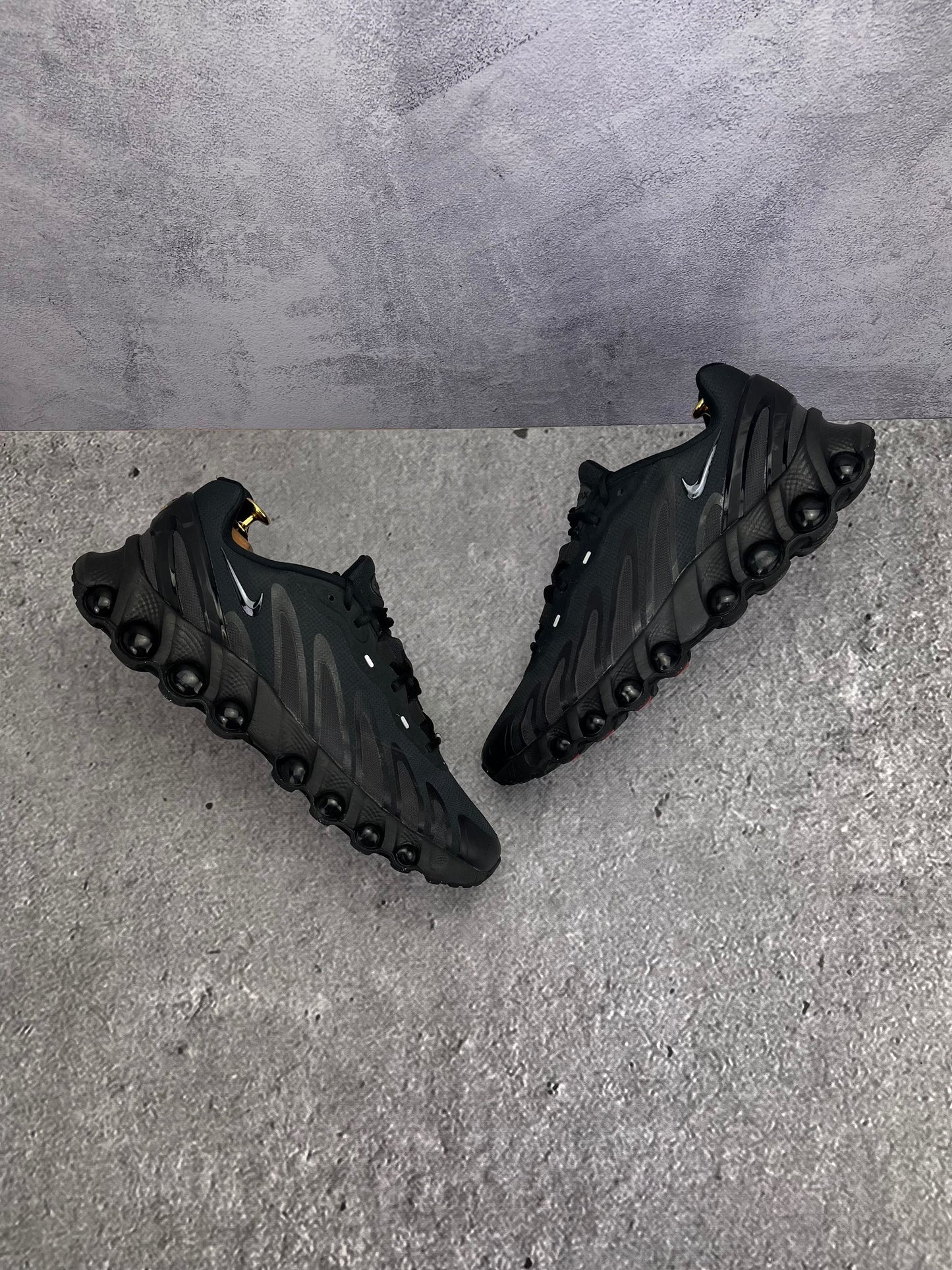 Nike Air Max Dn8 — buty sportowe męskie w bardzo dobrym stanie rozmiar 46, widok z góry na zewnętrzną stronę butów
