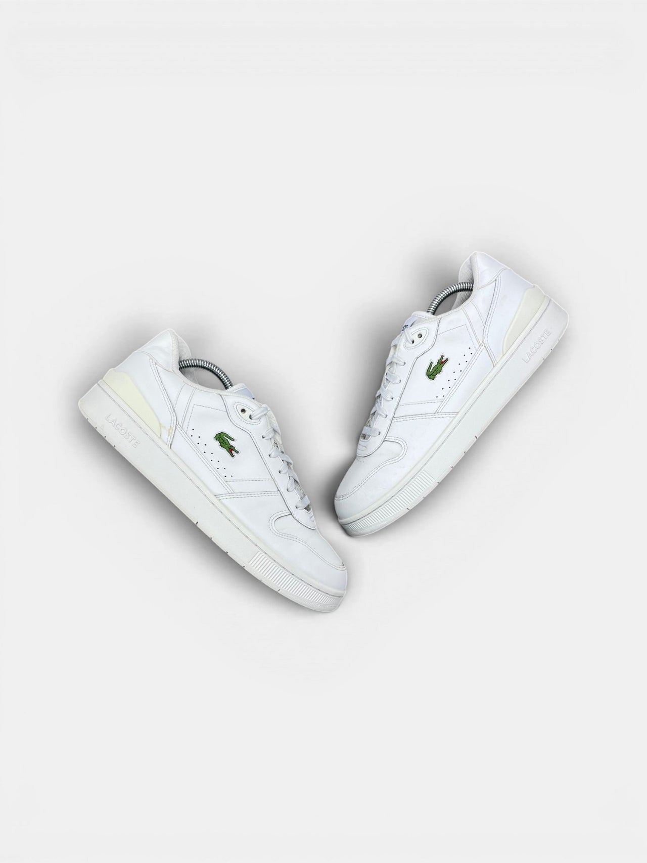 Lacoste T-Clip — buty sportowe męskie w bardzo dobrym stanie rozmiar 43, widok z góry na zewnętrzną stronę butów