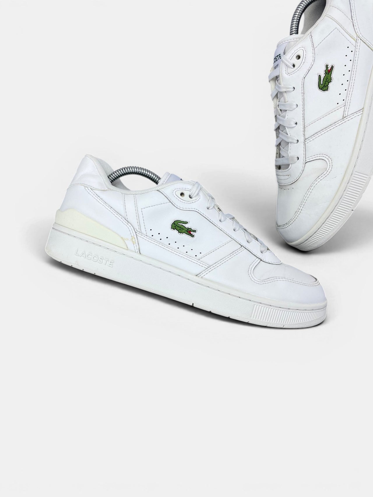Lacoste T-Clip — buty sportowe męskie w bardzo dobrym stanie rozmiar 43, zewnętrzny panel prawego buta