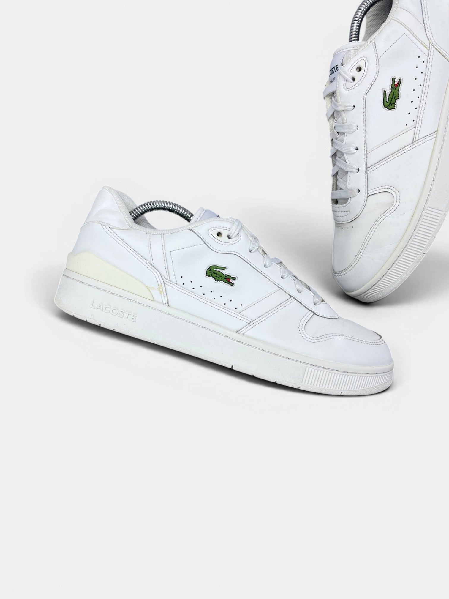 Lacoste T-Clip — buty sportowe męskie w bardzo dobrym stanie rozmiar 43, zewnętrzny panel prawego buta