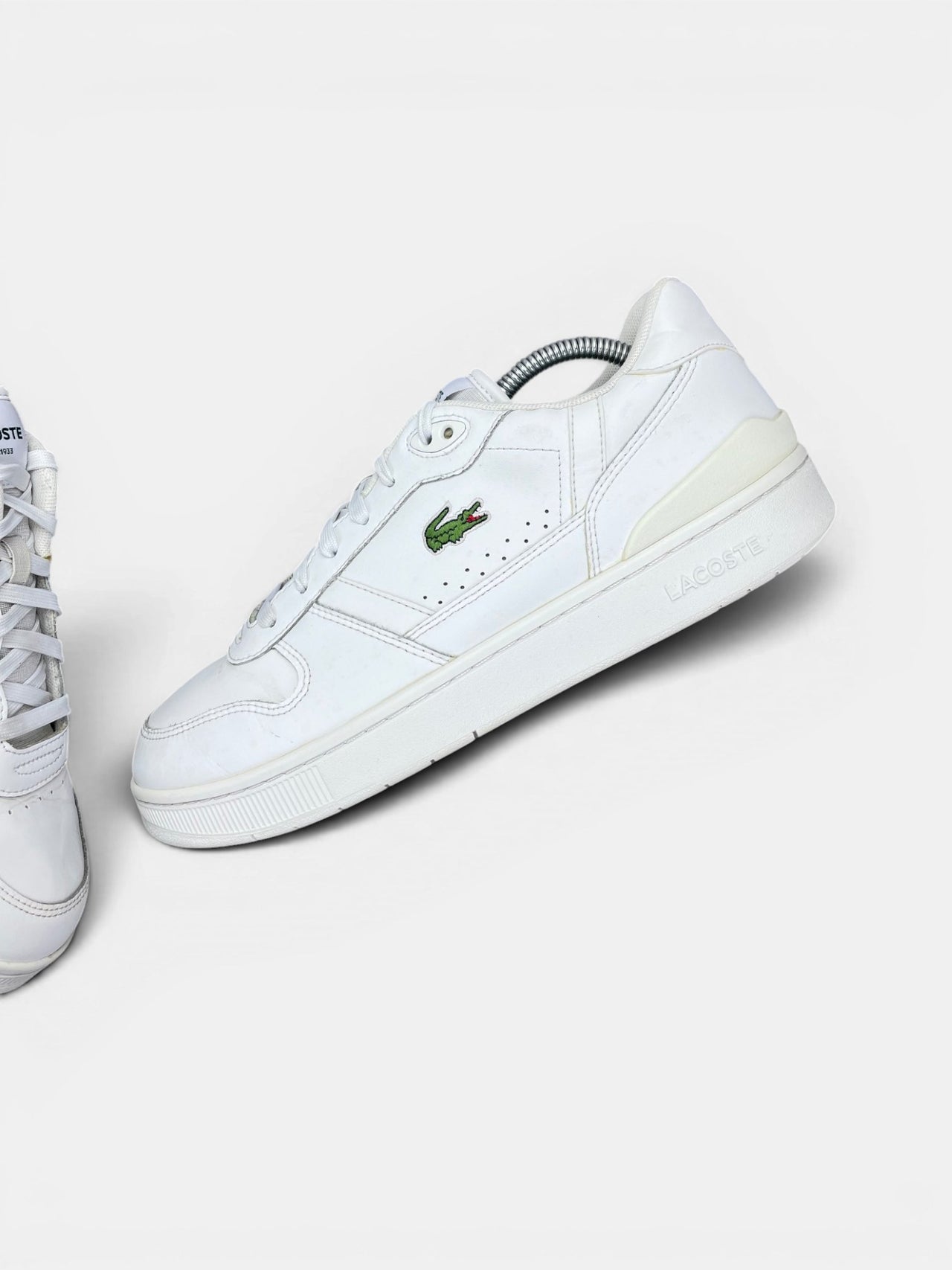 Lacoste T-Clip — buty sportowe męskie w bardzo dobrym stanie rozmiar 43, zewnętrzny panel lewego buta