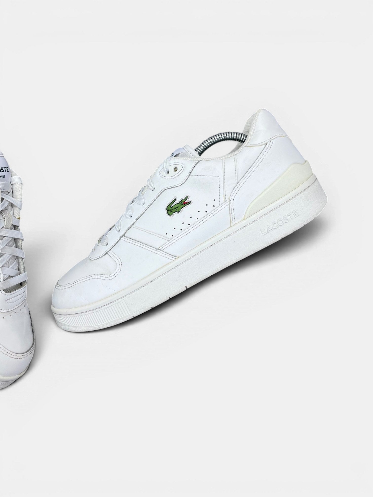 Lacoste T-Clip — buty sportowe męskie w bardzo dobrym stanie rozmiar 43, zewnętrzny panel lewego buta