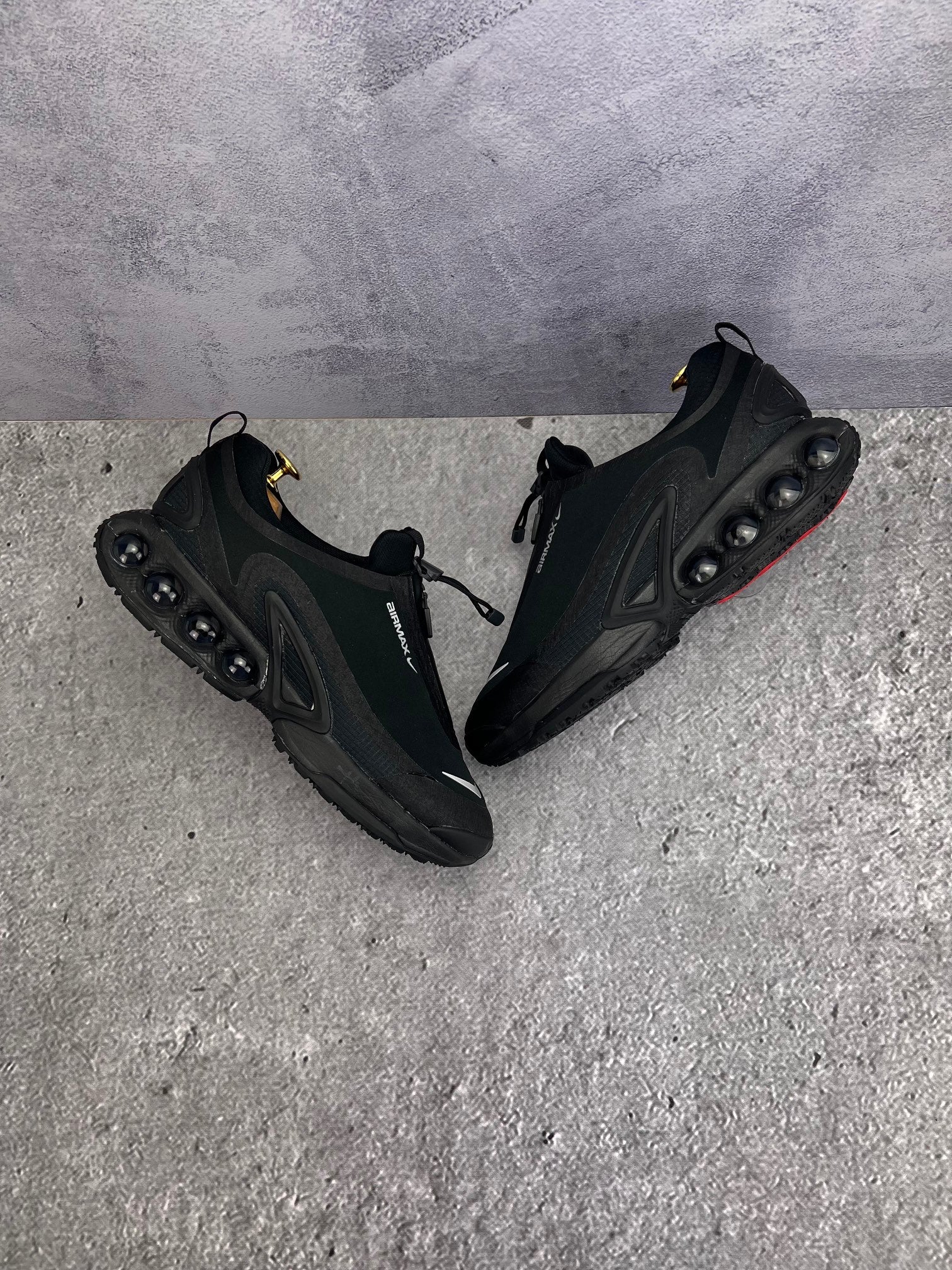 Nike Air Max Dn Roam Triple Black — buty sportowe męskie w bardzo dobrym stanie rozmiar 43, widok z góry na zewnętrzną stronę butów